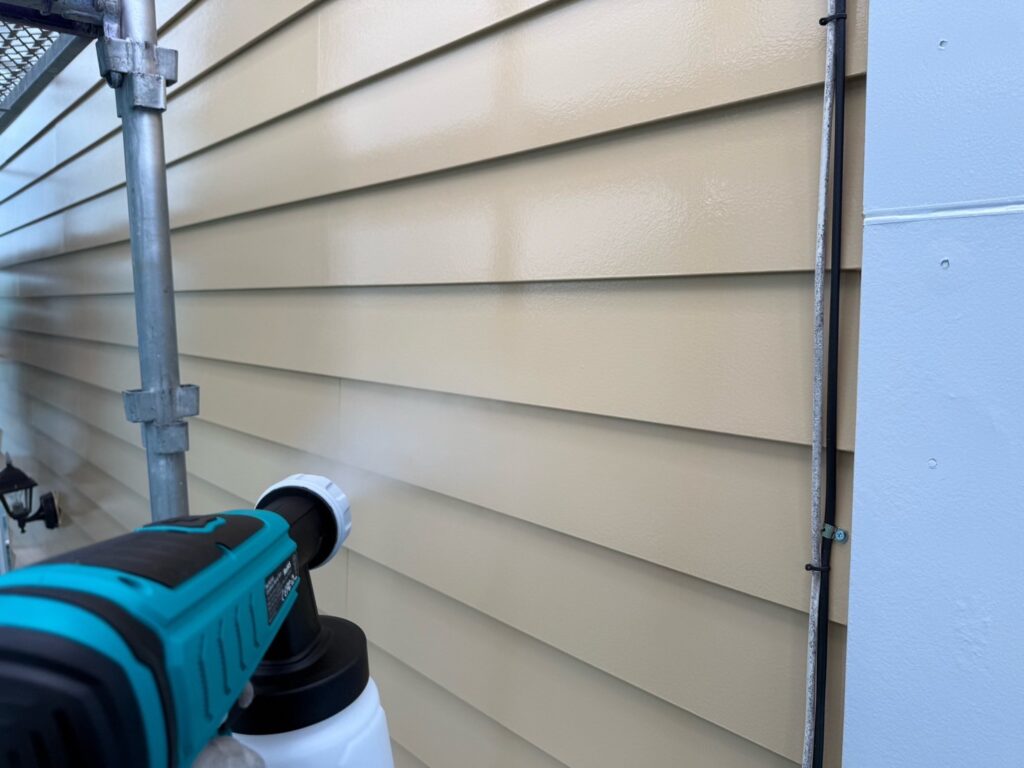 光触媒トップコーティング<br />
（耐候性と美観性を底上げしてくれるコーティング材です。）